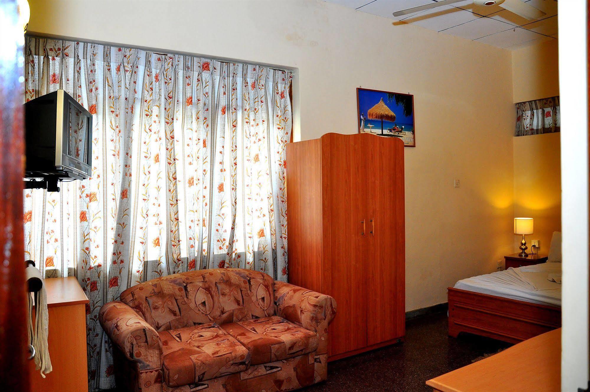 Milano Tourist Rest Hotel Anuradhapura Buitenkant foto